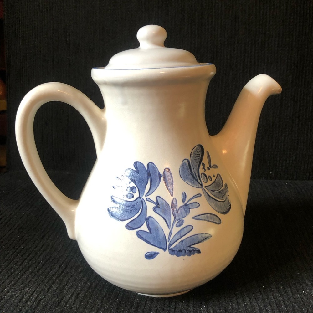 11022  VTG Pfaltzgraff  Yorktowne Stoneware Coffee Pot W lid (1967)